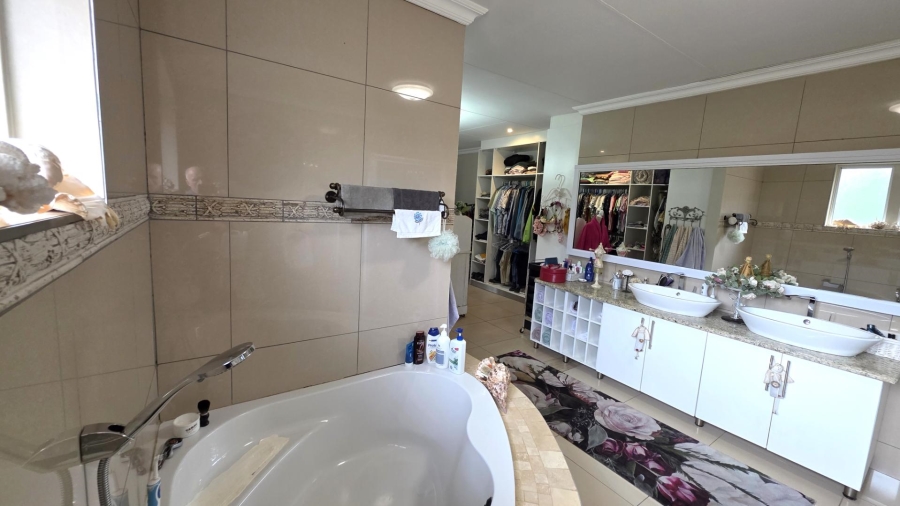 3 Bedroom Property for Sale in Caribbean Beach Club North West
